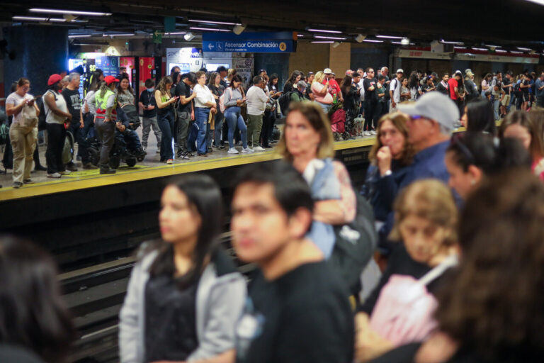 Por segunda vez en el día: Metro suspende servicio en tramo de la Línea 1 por persona en la vía