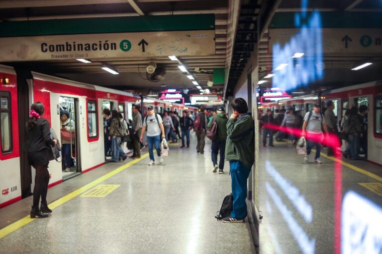 Metro de Santiago normaliza servicio en Línea 1 tras presencia de 