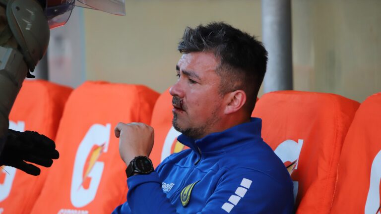 Jugador de Deportes Copiapó queda con prohibición de acercarse a Ernesto Llorca tras incidente en el partido