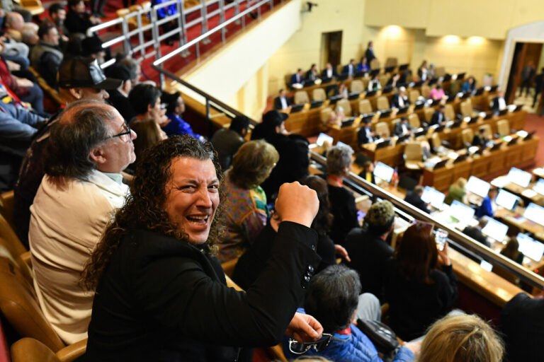 Cámara aprueba “Ley Tommy Rey”: Proyecto que protege derechos de músicos en plataformas digitales pasa al Senado