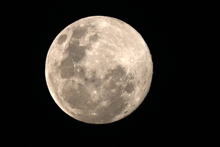 Hoy hay superluna: ¿Qué es y a qué hora se podrá ver en Chile?