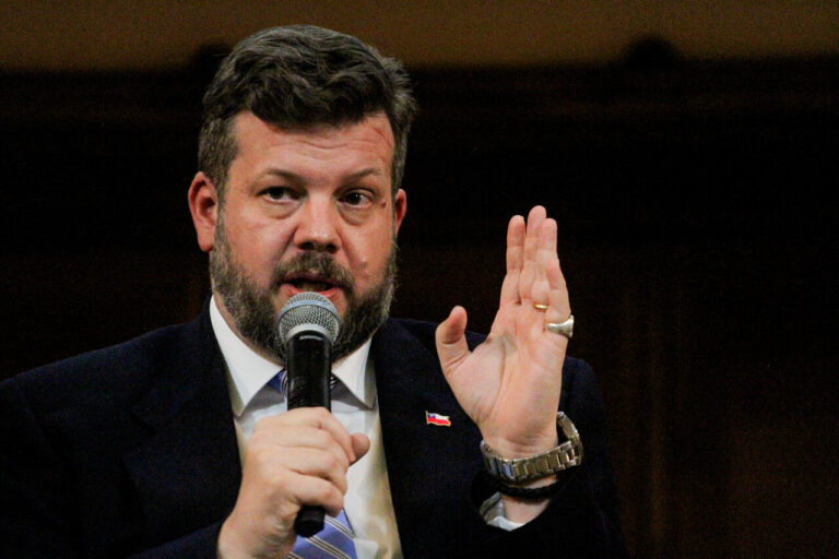 “Una renuncia formal no es una renuncia espiritual”: Kaiser cuestiona anuncio de eventual suspensión de militancia de Jara al PC