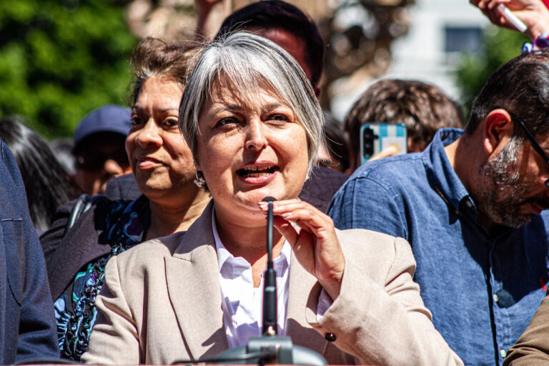 Jara cierra campaña en Concepción con críticas a Kast y Kaiser: 