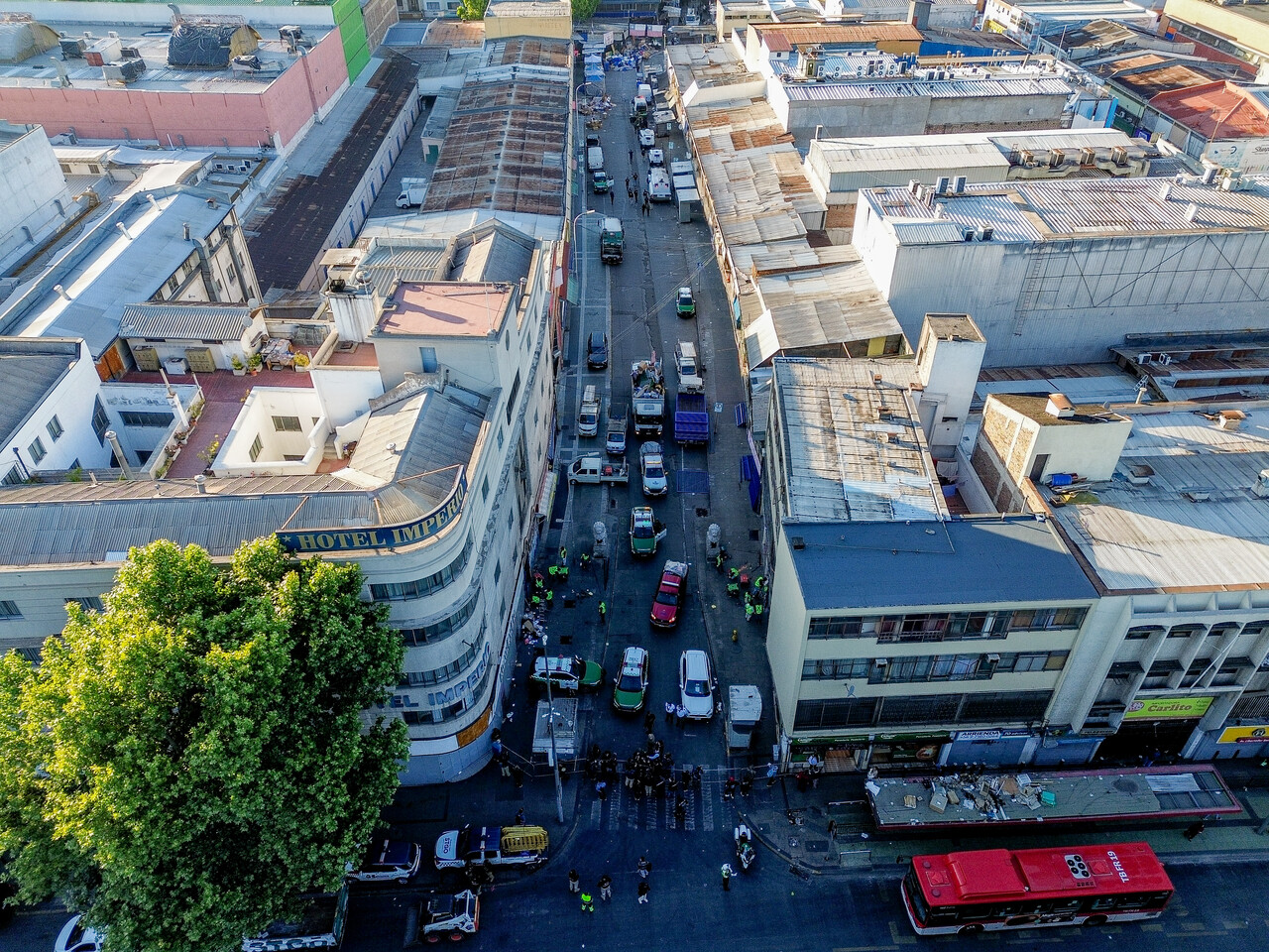 Vista aérea de la calle San Alfonso, durante el operativo liderado por la Delegación Presidencial y la Municipalidad de Santiago, en conjunto con Carabineros y Seguridad Pública, que se realiza en el Barrio Meiggs, como parte de la segunda etapa del plan de despeje de toldos azules/Agencia Uno