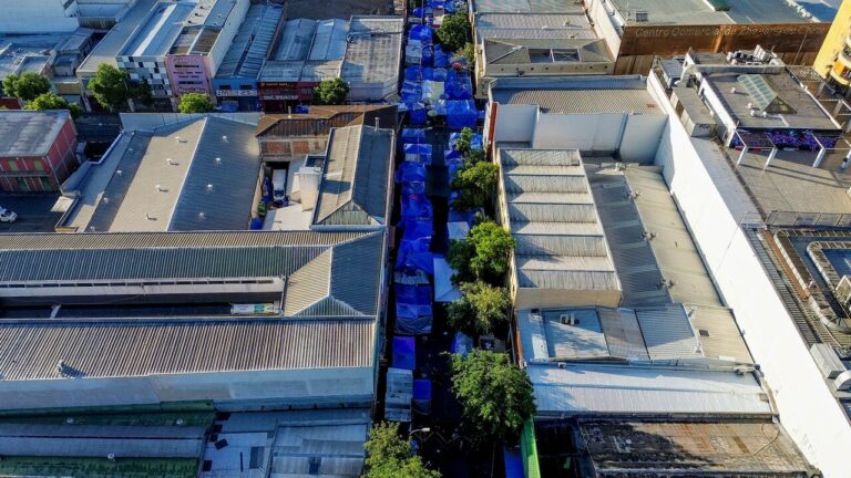 Comienza segunda etapa de intervención en Barrio Meiggs para sacar toldos azules