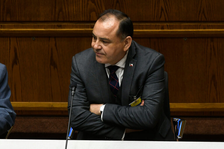 Mayoría amplia y varias abstenciones: El detalle de la votación del Senado que destituyó a Antonio Ulloa