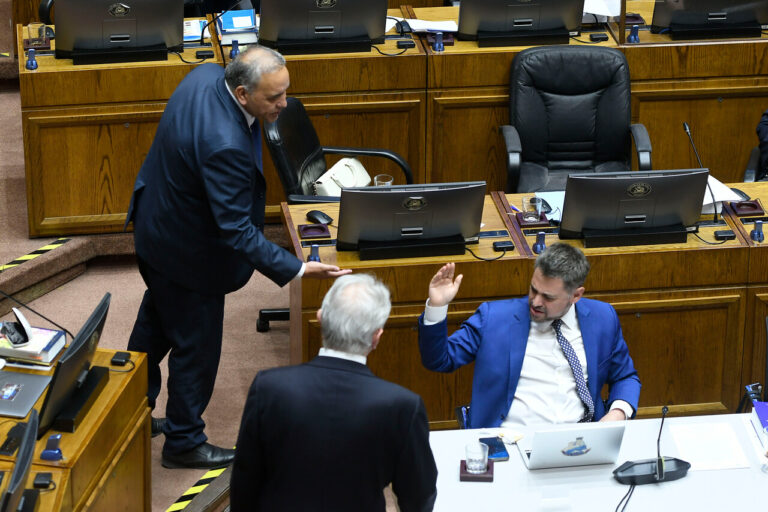 Espinoza anuncia querella por injurias y calumnias contra Manouchehri tras acusación de corrupción en sesión por AC contra Ulloa