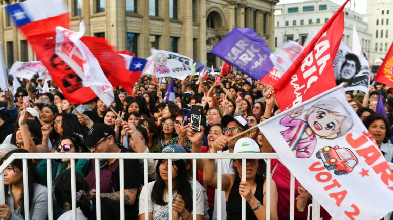 Jara en su cierre de campaña en Valparaíso llama a sus adherentes a “no dejarse provocar por quienes buscan la descalificación”