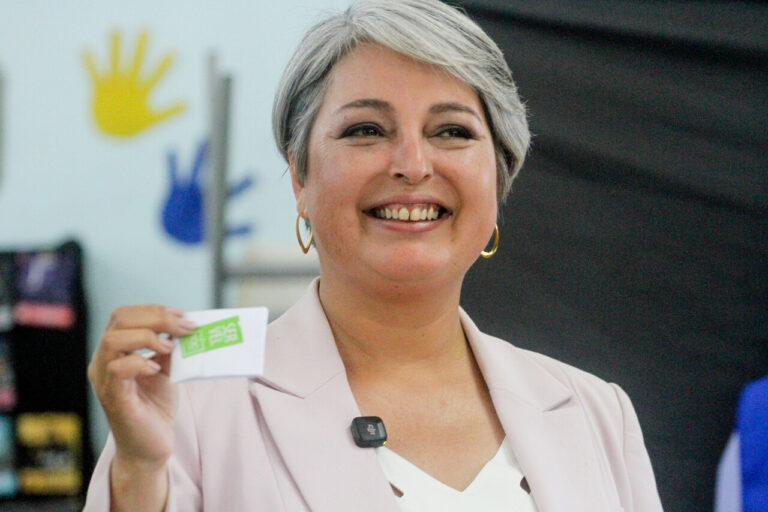 Jeannette Jara tras ejercer su voto: “Quien quiere gobernar el país debe tener capacidad de conversar con todos los sectores”
