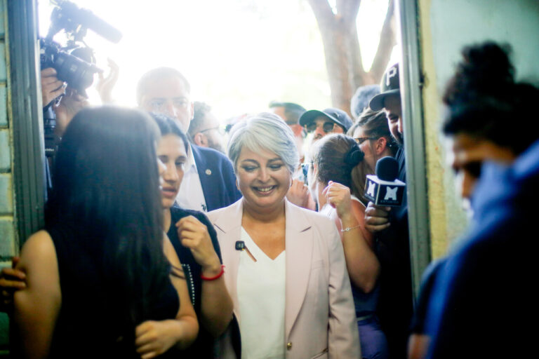 Comando de Jeannette Jara instaló escenario a menos de una hora de que se cierren las mesas