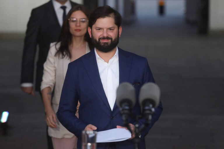 Boric felicita a Jara y Kast tras pasar a segunda vuelta: 