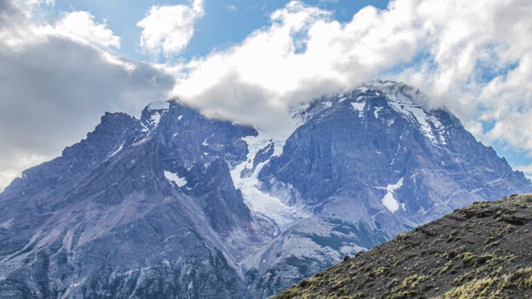 Confirman segunda muerte de excursionista en Torres del Paine: Equipos de emergencia continúan búsqueda de siete turistas