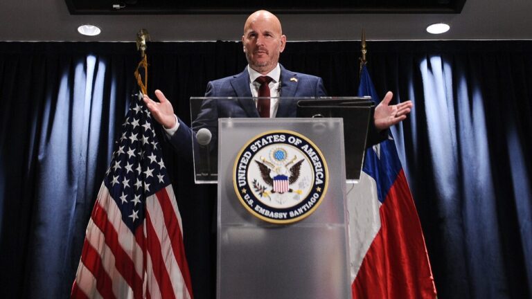 Embajador de EE. UU. asume con críticas al presidente Boric y dice que 