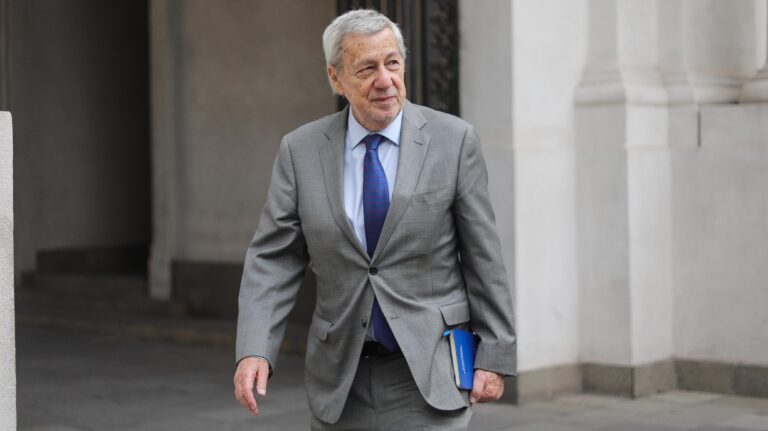 Canciller Van Klaveren anuncia creación de comité binacional de cooperación migratoria con Perú ante situación en la frontera