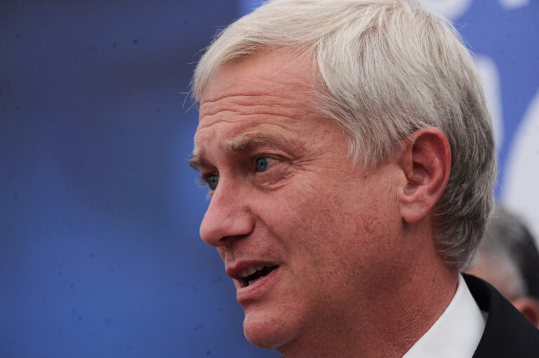 Firma global de servicios financieros y un triunfo de Kast: 