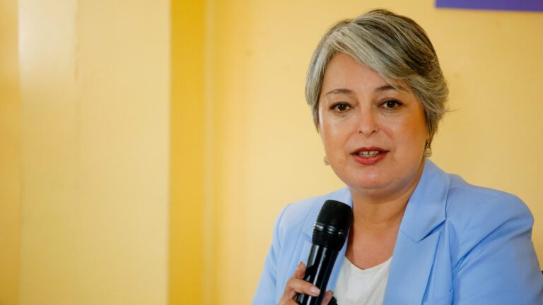 Jeannette Jara emplaza a José Antonio Kast por 