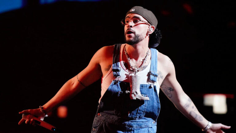 Bad Bunny impulsa tradición navideña puertorriqueña con experiencia inmersiva de su fundación