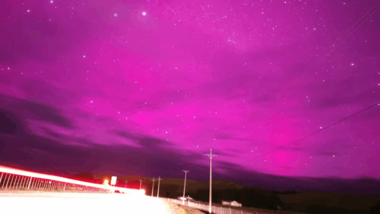 Tormenta geomagnética “severa” tiñe el cielo de Punta Arenas con auroras australes