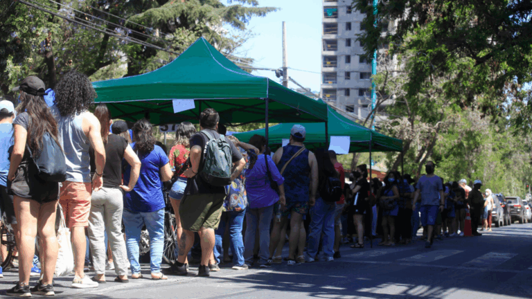 Largas filas marcan la jornada electoral: Se registran altas temperaturas en la RM y gran parte del país