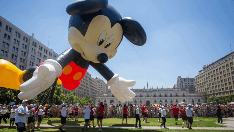 Paris Parade 2025 vuelve a las calles de Santiago: Harry Potter, Kuromi, Peppa Pig, Sonic y Bluey serán parte del desfile navideño