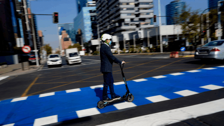 Con aparato creado en Chile: Comienza fiscalización a scooters en la Región Metropolitana para que no superen los 25 km/h