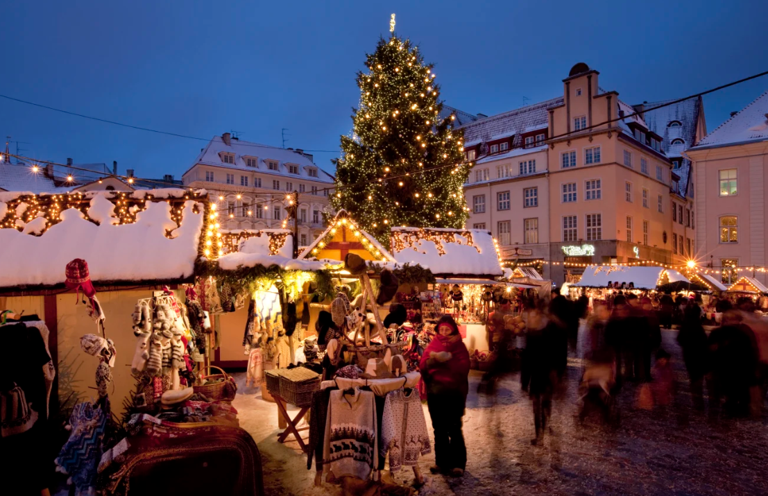 El mercado navideño de Tallin, en Estonia, se celebra anualmente en la plaza del Ayuntamiento. Enfoque/Toomas Tuul/Grupo Universal Images/Getty Images