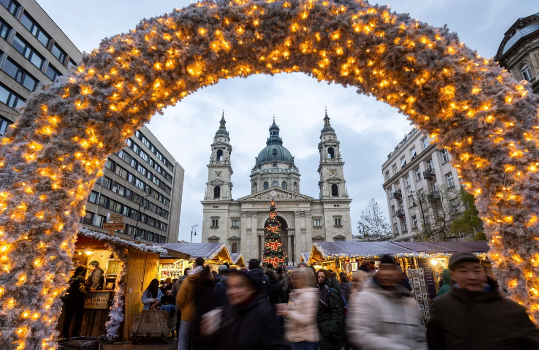 El mercado navideño de la Basílica de San Esteban está repleto de puestos que venden dulces, vino y artesanías. Balazs Mohai/AP