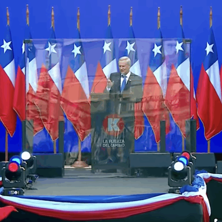 A lo Donald Trump: Kast da discurso detrás de un vidrio blindado por seguridad