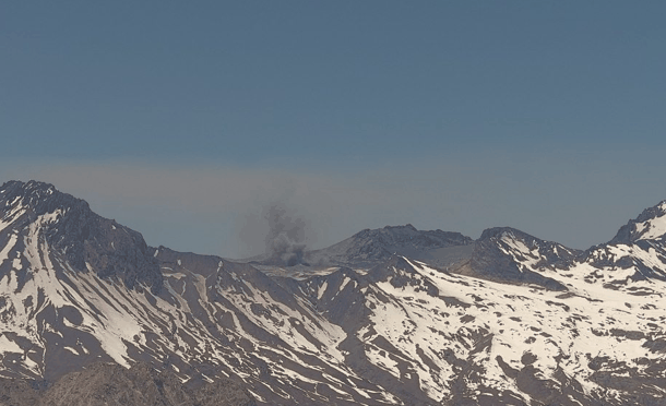 Registran nueva actividad en el volcán Planchón Peteroa: Columna de gases y piroclastos que alcanzaron 1.860 metros de altura