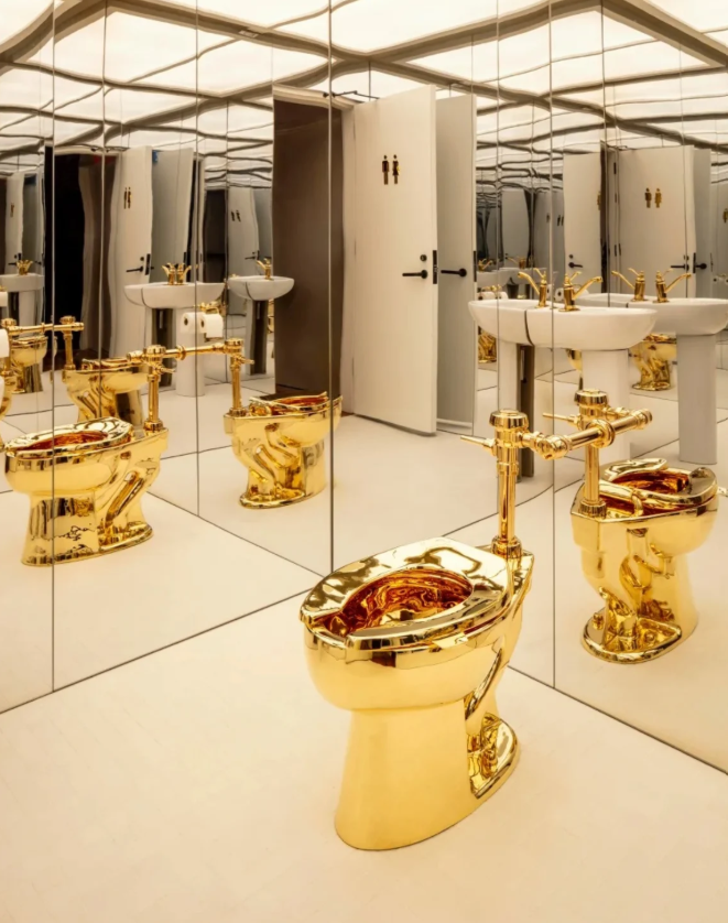 “America” de Maurizio Cattelan atrajo filas para ver el inodoro dorado en situ. Cortesía de Sotheby’s