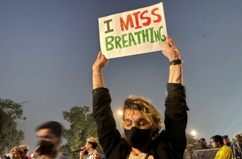 Sophie, que sólo usa un nombre, sostenía un cartel en la protesta que decía "Extraño respirar", en Nueva Delhi, el domingo 9 de noviembre. Esha Mitra/CNN