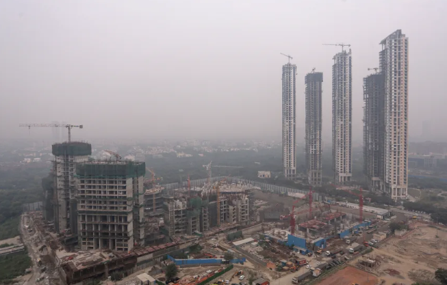 Edificios de gran altura en construcción envueltos en una fuerte contaminación por smog el 29 de octubre de 2025 en Noida, en las afueras de Nueva Delhi, India. Ritesh Shukla/Getty Images