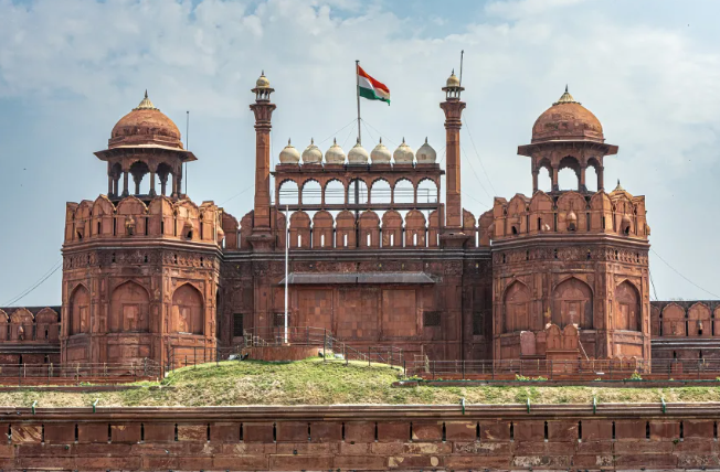 El Fuerte Rojo es un destino popular para los turistas en Nueva Delhi que muestra signos de manchas debido a la contaminación. Özgen Besli/Anadolu/Getty Images
