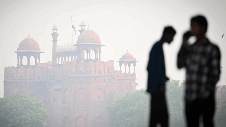 El smog letal ha regresado a Nueva Delhi, la capital más contaminada del mundo: Famoso Fuerte Rojo se está volviendo negro