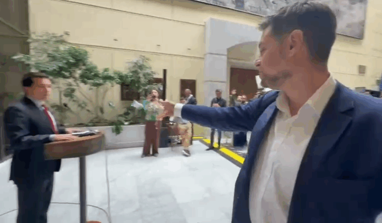 Caso Muñeca Bielorrusa: Manouchehri desata polémica en el Congreso tras lanzar billete de $10 mil a diputado Araya