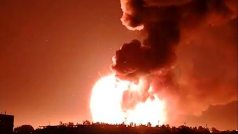 Explosión e incendio de magnitudes catastróficas desatan el caos en el polígono industrial de Ezeiza