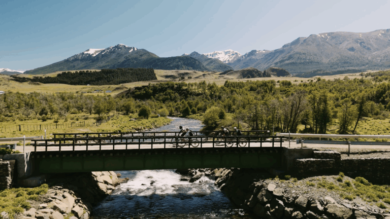 Final Frontier Patagonia: el desafío ciclista que une 2.800 kilómetros entre Chile y Argentina en ruta extrema