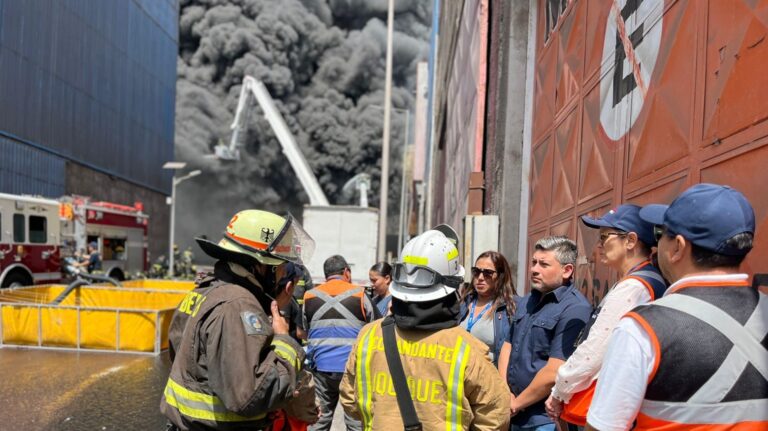 Incendio en Zofri de Iquique lleva 15 horas: Bomberos combaten llamas y bodegas con productos inflamables