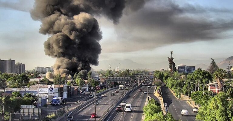 Gran incendio en fábrica de neumáticos en San Miguel mantiene movilizadas a 16 compañías de Bomberos