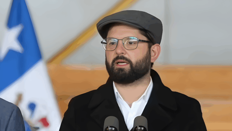 Candidatos, AC a Pardow y reclamos regionales: Las claves del discurso del Boric desde su local de votación en Punta Arenas