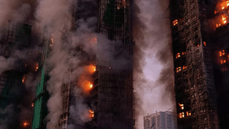 Tragedia en Hong Kong: Muertos en incendio de complejo residencial ascienden a 55