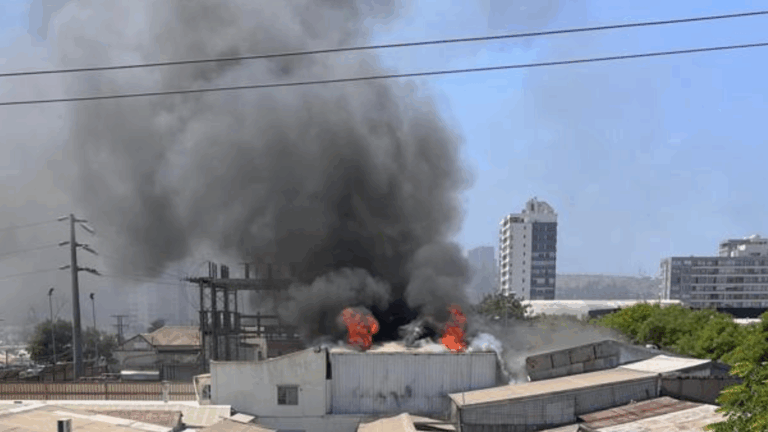 Incendio cerca de subestación de CGE deja a más de 60 mil clientes sin suministro eléctrico en la región de Valparaíso