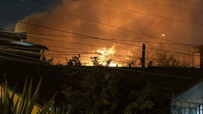 Hombre muere en incendio que destruyó cuatro viviendas durante la madrugada en Lo Espejo