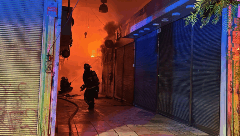 Incendio destruye más de una decena de locales en el Persa Bío Bío