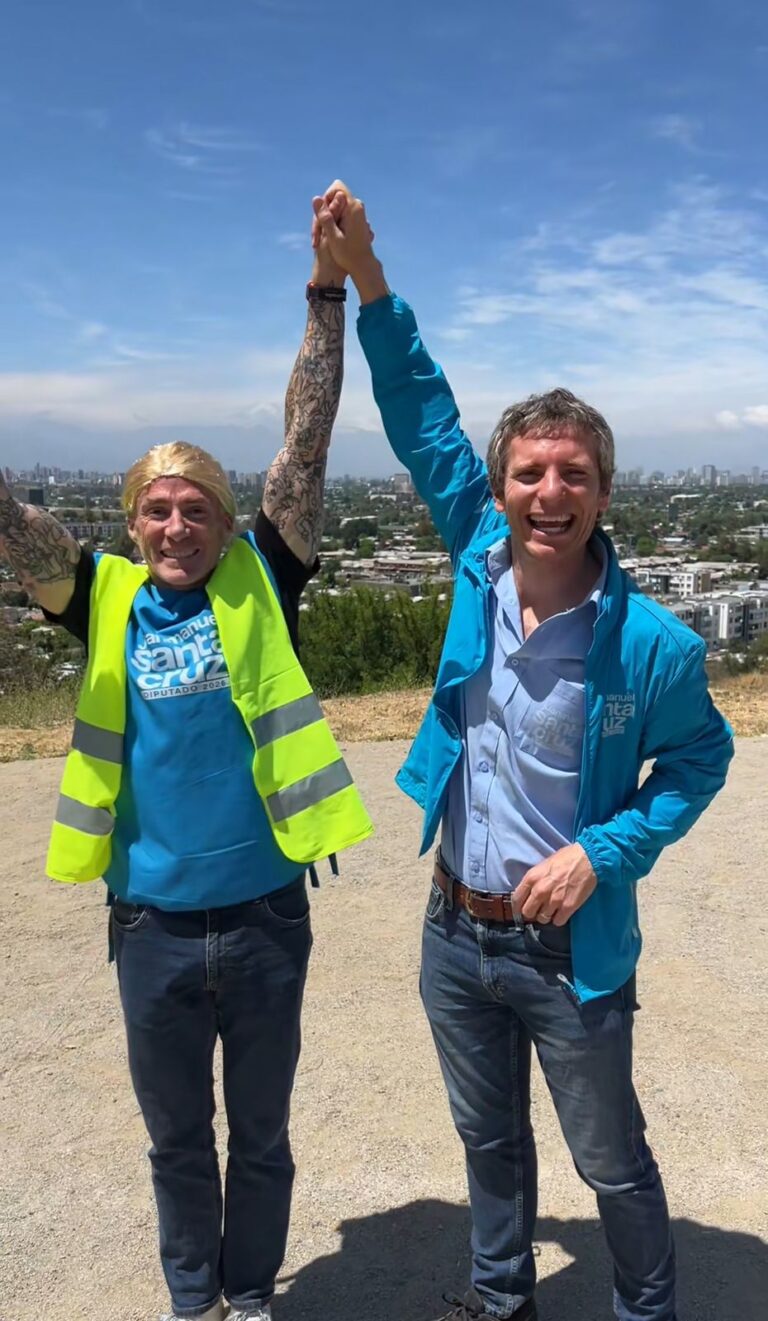 Senador Keitel corre y se viste como Evelyn Matthei para apoyar al candidato Juan Manuel Santa Cruz