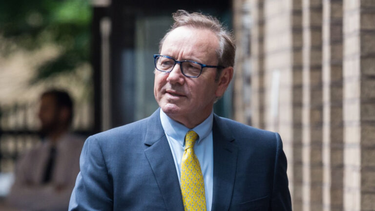 Kevin Spacey revela que vive 