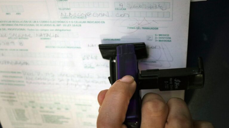 Médico chileno enfrenta prisión preventiva por fraude de $13.265 millones con licencias médicas falsas