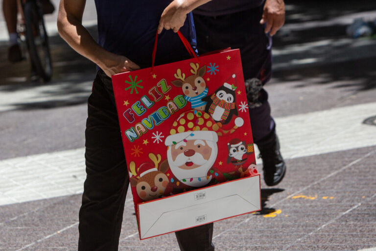 Encuesta revela que 51% de los trabajadores no recibirá aguinaldo de Navidad y casi un tercio lo reemplazará con gift cards