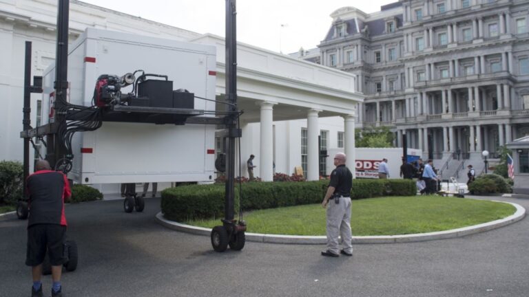 Organizaciones patrimoniales demandan a Trump para evitar que repinte el histórico Edificio Eisenhower