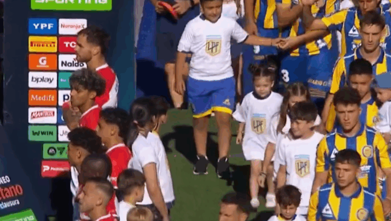 Pasillo de campeón... pero de espaldas: La protesta de Estudiantes de La Plata contra Rosario Central tras su polémico título